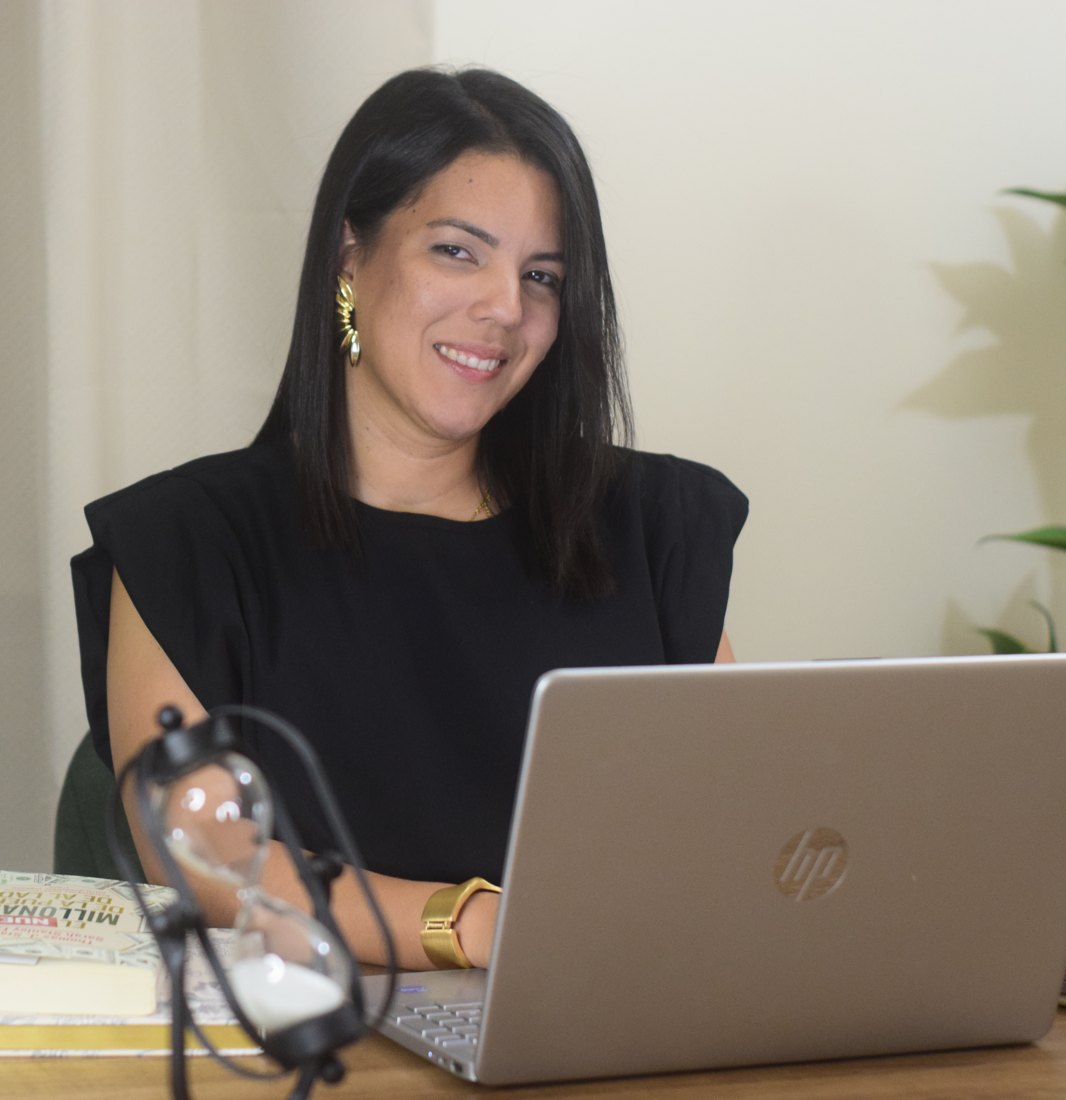 Ana Cristina sonriendo en su escritorio
